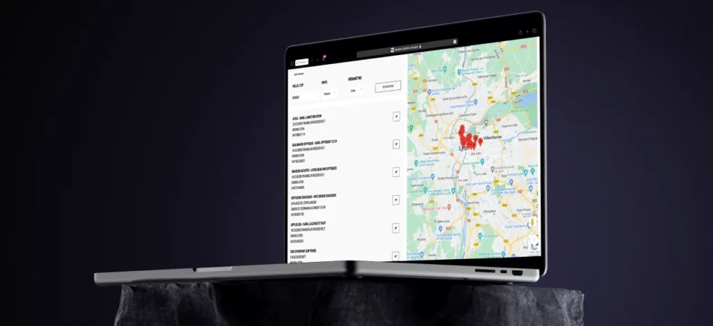 Ordinateur portable affichant la carte du localisateur de magasins Opal, les points de vente marqués en rouge et leur liste à gauche