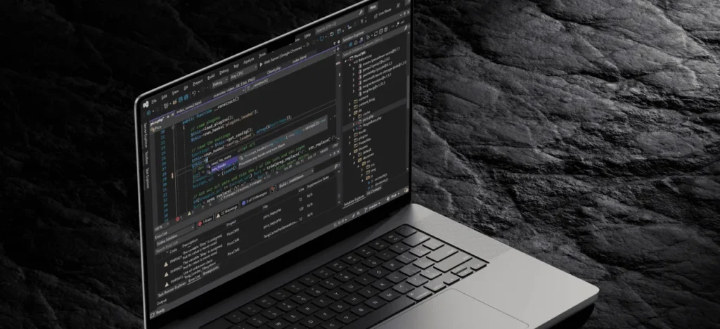 Ordinateur portable affichant le code d’un script Adversport dans un éditeur sombre, avec l’arborescence du projet à droite