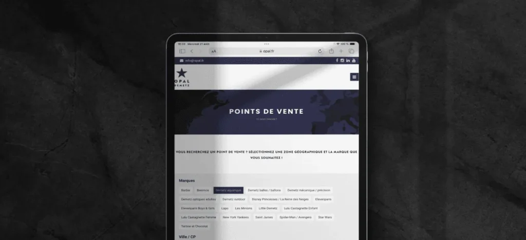 Tablette affichant la page « Points de vente » du site Opal, avec le filtre par marque de lunettes