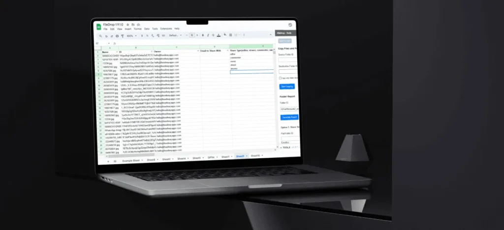 Ordinateur portable affichant une feuille Google Sheets de données produits, avec le panneau d’une extension à droite