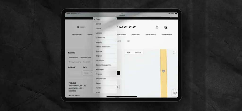 Tablette affichant le localisateur de magasins de la boutique Demetz, avec la liste déroulante des pays