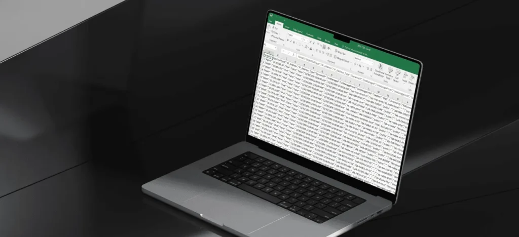 Ordinateur portable affichant un grand tableau Excel de données produits à traiter