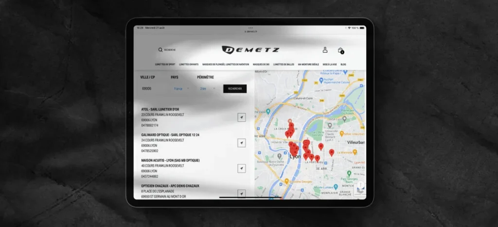 Tablette affichant le localisateur de magasins de la boutique Demetz : liste des opticiens de Lyon et carte des points de vente