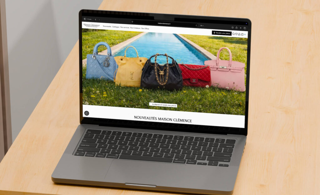 Ordinateur portable affichant la page d’accueil de Maison Clémence : cinq sacs de luxe alignés au bord d’une piscine, au-dessus de la rubrique « Nouveautés »