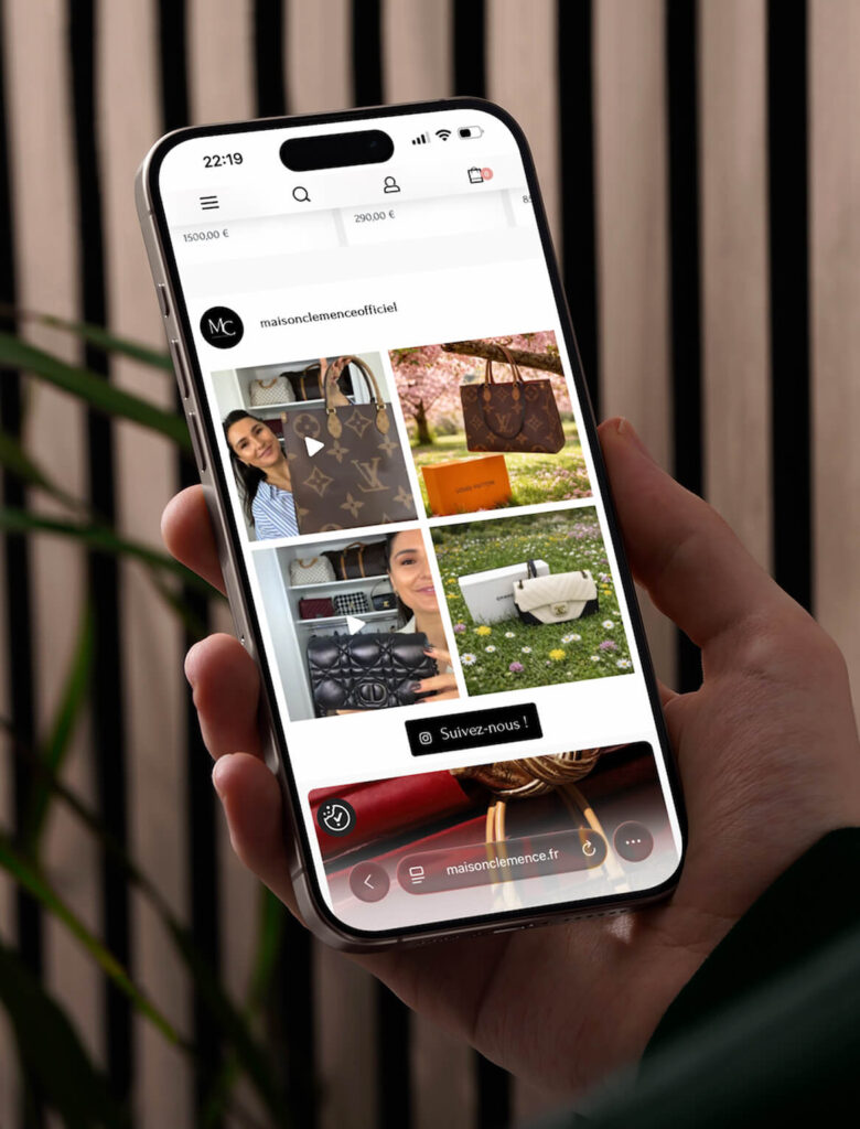 Smartphone affichant le fil Instagram de Maison Clémence repris sur la boutique, avec des vidéos de sacs et le bouton « Suivez-nous ! »