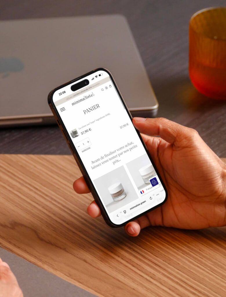 Smartphone affichant le panier de la boutique Minimaliste : la crème à 37,90€ et des suggestions de produits avant de finaliser l’achat