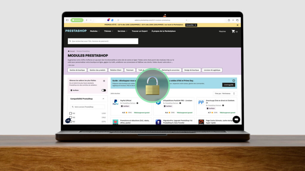 Ordinateur portable affichant la place de marché des modules PrestaShop, avec un cadenas ouvert au centre de l’écran