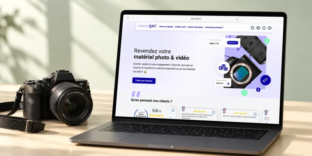 Plateforme de reprise BACK ipln affichée sur un ordinateur portable, à côté d’un appareil photo Sony Alpha : page d’accueil « Revendez votre matériel photo & vidéo »
