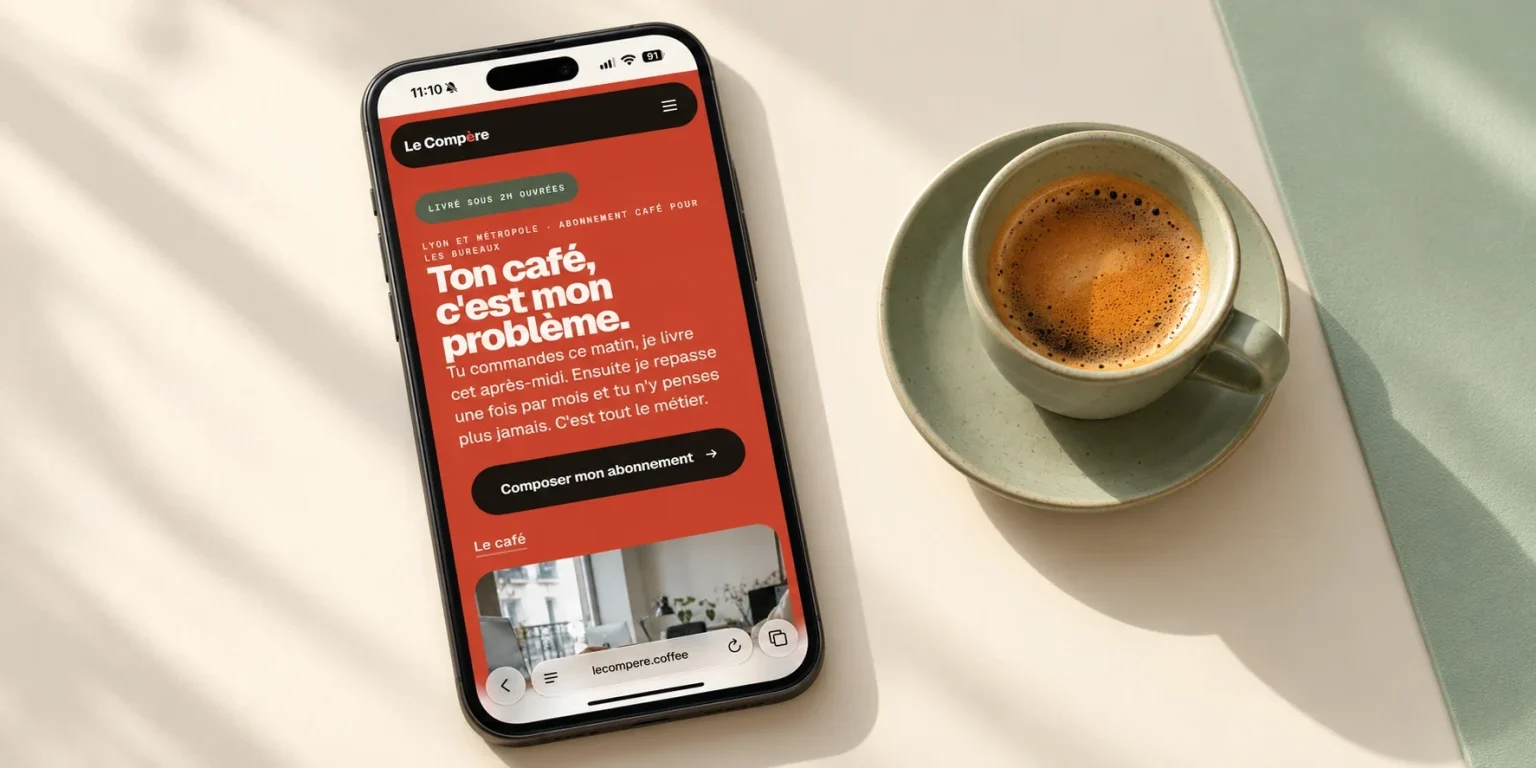 Boutique Le Compère sur smartphone posé à côté d’un expresso : page d’accueil « Ton café, c’est mon problème. »